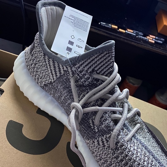 Adidas Yeezy boost V2 Zyon - Picture 2 of 3